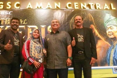Muhammad Sanusi (dua dari kanan) ketika hadir ke Tayangan Perdana Filem The Keris pada Selasa.