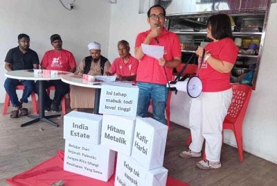 Amir Syafiq (kiri) ketika sidang media deklarasi harta dan ikrar anti-rasisme calon PSM di Pasar Awam Taman Ungku Tun Aminah pada Rabu.