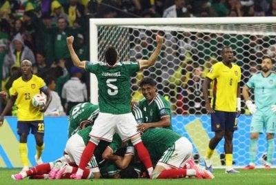 Pemain Mexico meraikan kejayaan mara ke pusingan 16 selepas menewaskan Ecuador 2-0 di Mexico City. Foto Agensi