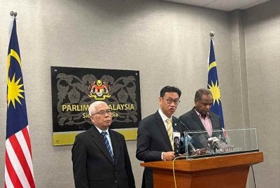 Wong Chen (tengah) ketika sidang akhbar di Parlimen pada Rabu.