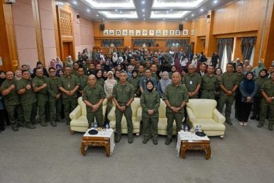 Mohd Shuhaily (depan, dua dari kiri) bergambar bersama pegawainya semasa Perhimpunan Bulanan AKPS di Putrajaya pada Rabu.