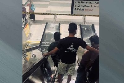 Tular video memaparkan seorang lelaki dipercayai warga asing membuang air kecil di sebuah stesen MRT 
