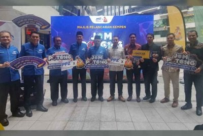 Abdul Hakim (enam dari kanan) bergambar bersama-sama pembayar zakat semasa Pelancaran Kempen Jom Potong 2026 di Ayam Gepuk Top Global KLTS pada Selasa.
