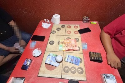 Antara barang rampasan hasil serbuan kegiatan perjudian di kawasan Pasar Borong Selayang pada Selasa. Foto: Polis KL