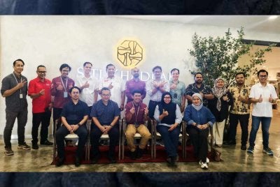 Duduk di depan dari kanan: Farah, Firdaus, Mohammad Munzir dan Akmal Eirfan ketika kunjungan korporat Karangkraf ke Laman Khadijah di Nilai pada Rabu.