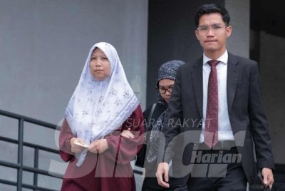 Nurhaswani Afni (kiri) bersama peguam selepas permohonan representasi untuk menarik balik pertuduhan melakukan kekerasan jenayah terhadap Sultan Perak, Sultan Nazrin Muizzuddin Shah ditolak di Mahkamah Majistret Ipoh pada Rabu
