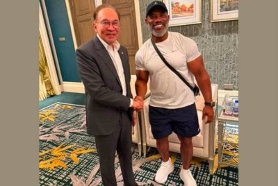Anwar ketika bertemu legenda bina badan dunia, Dexter Jackson. - Foto: FB Anwar Ibrahim