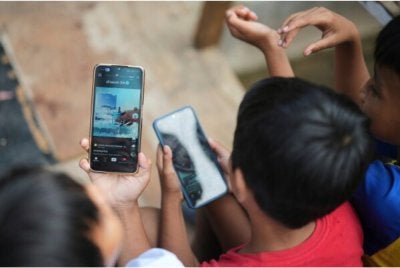 Hampir 4.9 juta akaun milik pengguna berusia bawah 16 tahun telah dipadamkan oleh platform digital di Indonesia di bawah PP TUNAS mengenai keselamatan kanak-kanak dalam talian. - Foto: AP