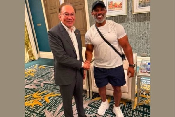 Anwar ketika bertemu legenda bina badan dunia, Dexter Jackson. - Foto: FB Anwar Ibrahim