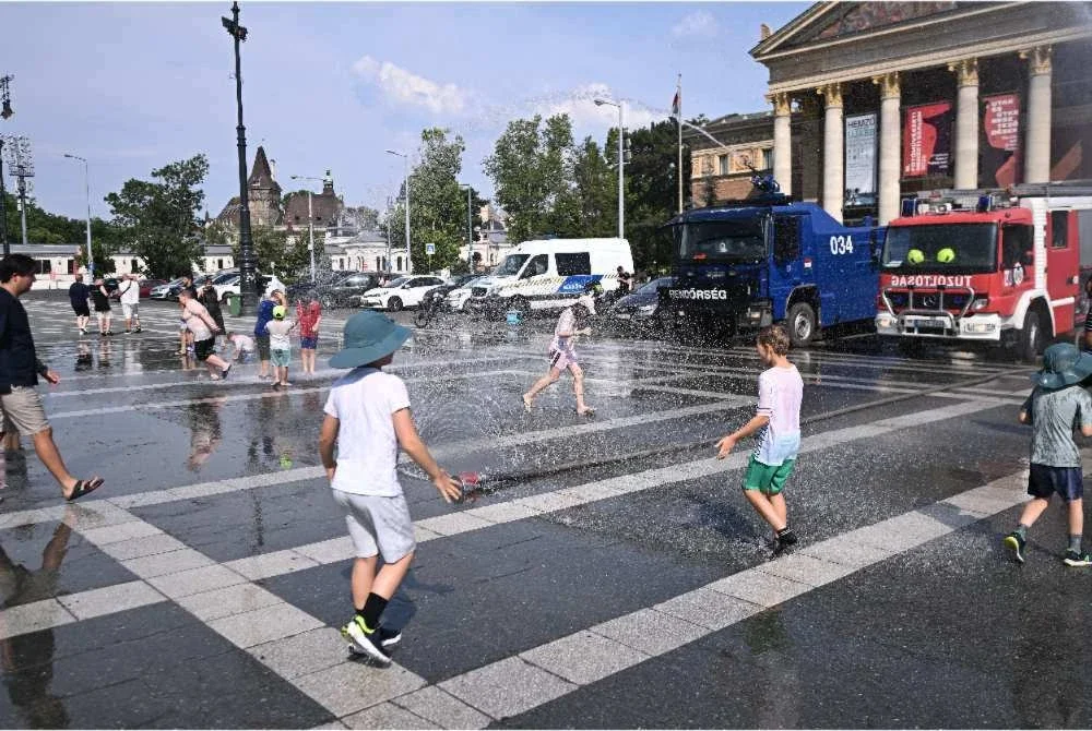 Polis menggunakan meriam air untuk menyejukkan orang ramai di Dataran Heroes, Budapest, ketika gelombang haba melampau melanda Hungary.