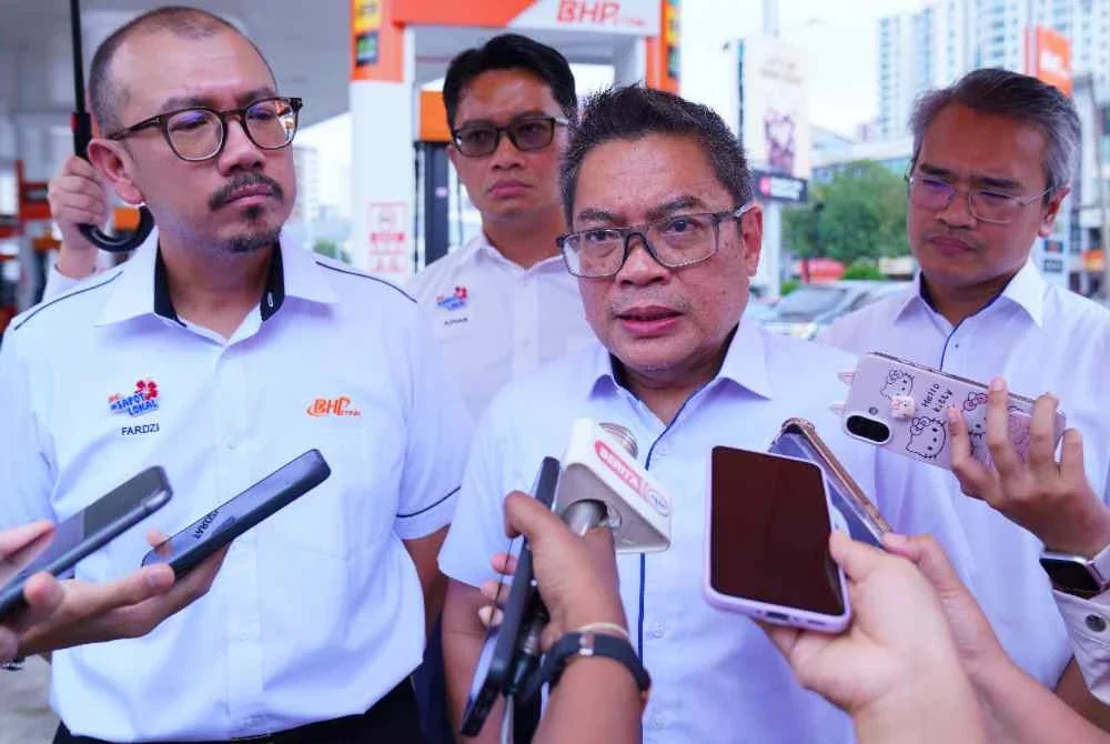 Faizul (dua dari kiri) bercakap kepada pemberita pada Majlis Pelancaran Sistem PV.