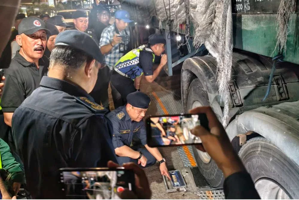 Aedy Fadly memeriksa tayar Lori ketika Operasi Bersepadu Dadah di Hentian Rehat dan Rawat Seremban arah Selatan.