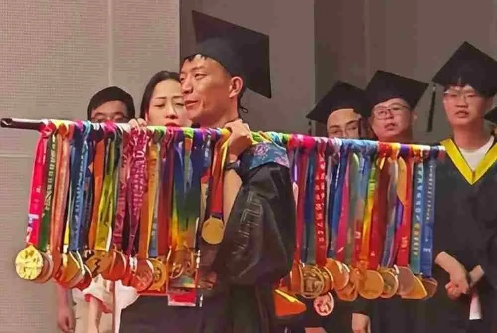Tampung kos pengajian dengan larian, graduan ‘tayang’ 70 pingat masa konvokesyen