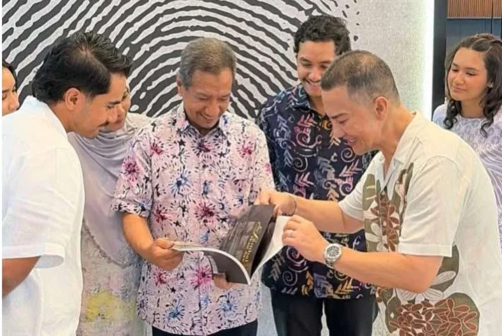 Chef Zam menghadiahkan buku ‘Sedap Do’oh’ kepada Sultan Terengganu, Sultan Mizan Zainal Abidin dalam majlis keberangkatan Baginda ke kediaman Chef Zam pada 28 Mac 2026.