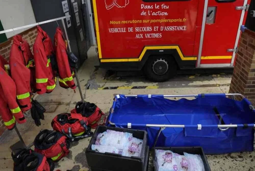 Gambar menunjukkan tab mandi kecemasan di sebuah balai bomba di Paris bagi berdepan kes kecemasan berkaitan haba. Foto AFP
