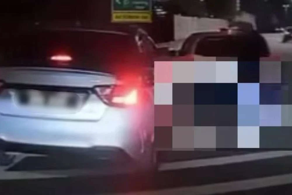 Tular rakaman video memaparkan dua pemandu dipercayai bergaduh di tengah jalan selepas berlaku perselisihan faham dikatakan berpunca daripada cubaan memotong barisan di Taman Medan di sini pada Khamis.