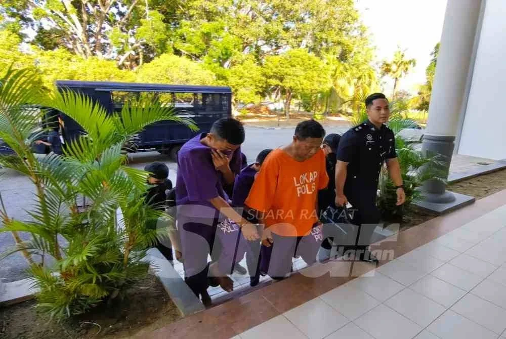 Empat rakan dibawa ke Mahkamah Majistret Seri Manjung pada Khamis atas pertuduhan mengedar dadah lebih 500 gram, bulan lalu.