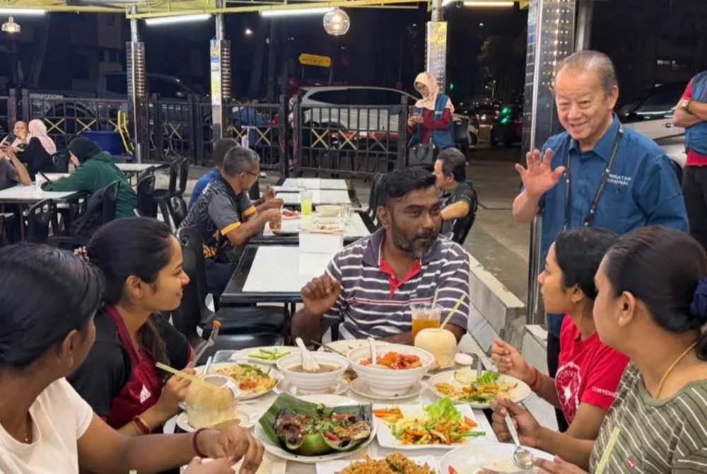 Chin Eng (kanan) menyantuni orang ramai ketika berkempen di kawasan DUN Stulang sempena PRN Johor ke-16.