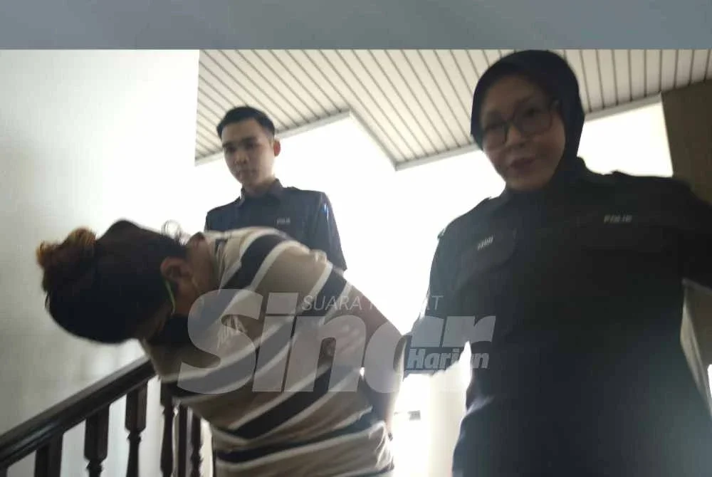 Mengikut pertuduhan pertama, tertuduh didakwa memiliki bahan lucah dalam sebuah telefon bimbit miliknya di sebuah kondominium