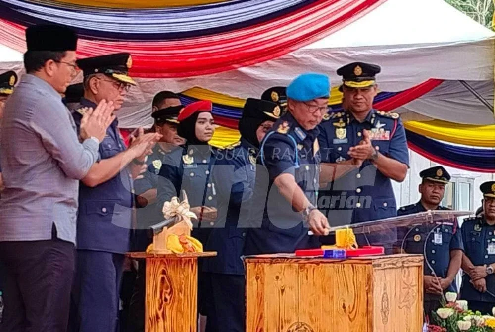 Al-Sultan Abdullah berkenan menyempurnakan gimik perasmian BBP Sungai Lembing pada Khamis.