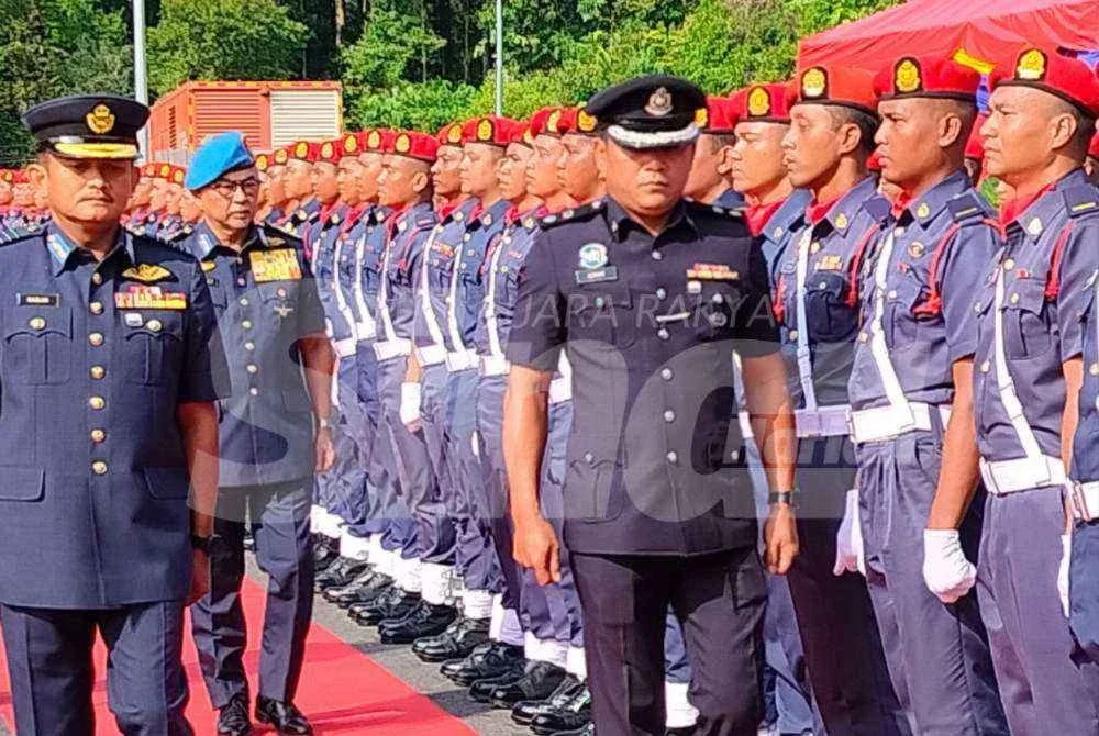 Al-Sultan Abdullah berkenan memeriksa Kawalan Kehormatan sempena keberangkatan baginda menyempurnakan Majlis Perasmian BBP Sungai Lembing pada Khamis.