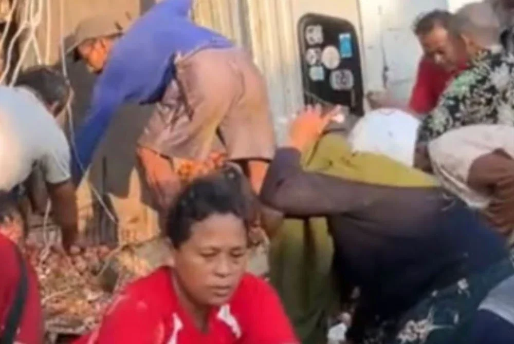 Keadaan menjadi kecoh apabila orang ramai mengambil kesempatan ketika pemandu pikap masih berada di dalam kenderaan. Foto: TribunPurbalingga.