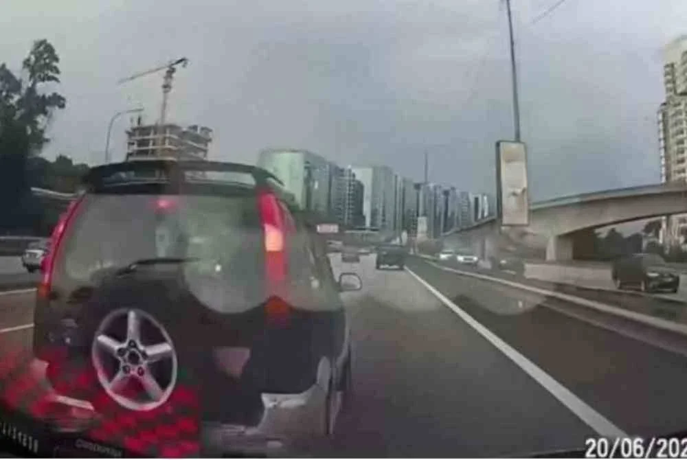 Tangkap layar video tular memaparkan insiden kemalangan di Lebuhraya Persekutuan menghala ke Kuala Lumpur pada 20 Jun lalu.