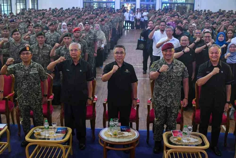 Timbalan Menteri Pertahanan, Adly Zahari (tengah) bergambar kenangan selepas merasmikan Jelajah Wira Lembaga Tabung Angkatan Tentera (LTAT) Edisi Pantai Timur di Kem Desa Pahlawan, Ketereh pada Khamis. Foto Bernama.