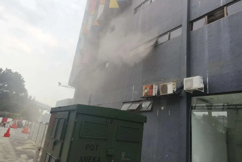 Bilik penghawa dingin di tingkat satu Kompleks PKNS, Seksyen 14, Shah Alam terbakar dalam kejadian petang Khamis.