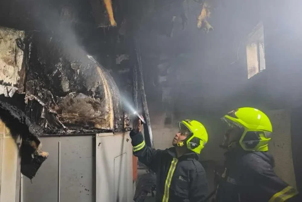 Anggota bomba menjalankan kerja-kerja pemadaman kebakaran.