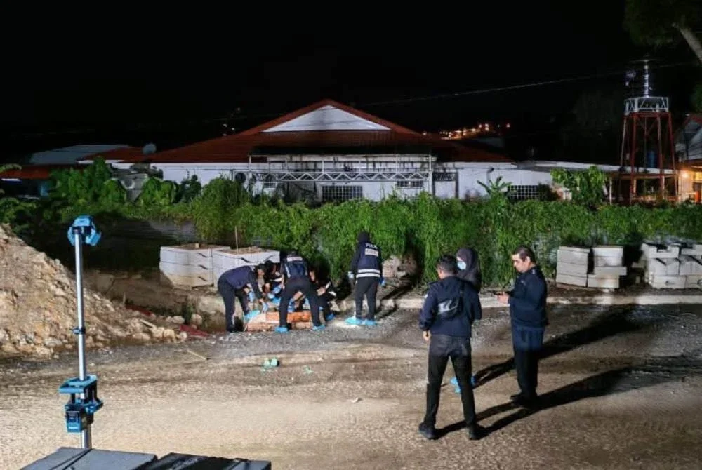 LokasI mayat mangsa ditemui selepas ditikam rakannya dalam kejadian di kawasan tapak pembinaan di belakang sebuah bilik pameran kenderaan di Iramanis, Kota Kinabalu pada awal pagi Rabu.