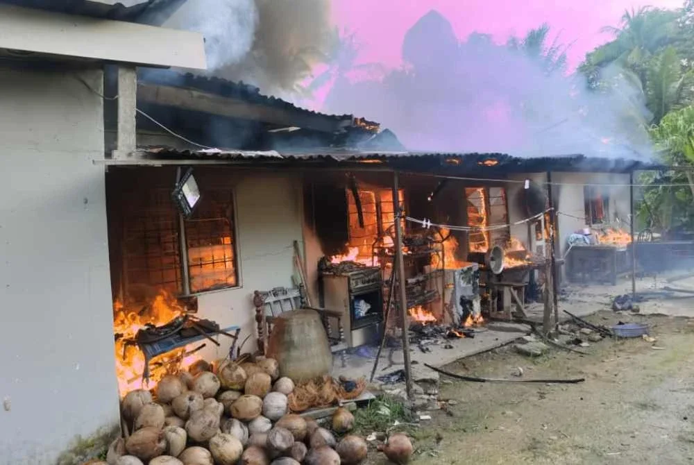 Kebakaran melibatkan sebuah rumah kelas B dua tingkat di Kampung Padang Perahu, Jitra pada Khamis. Foto JBPM