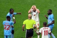 Pengadil Adham Makhadmeh tidak memberikan sepakan penalti kepada England selepas Harry Kane dijatuhkan pada penghujung babak pertama. Foto: Agensi 