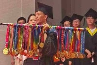 Yanwei membawa lebih 70 pingat yang dimenanginya ketika naik ke pentas konvokesyen.