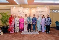 Chef Zam bergambar kenangan bersama Pemangku Raja Terengganu, Tengku Muhammad Ismail ibni Al-Wathiqu Billah Sultan Mizan Zainal Abidin, dan kerabat Diraja Terengganu di majlis pelancaran buku ‘Sedap Do’oh’ di World Trade Centre Kuala Lumpur (WTCKL) pada 25 Jun 2026.