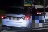Tular rakaman video memaparkan dua pemandu dipercayai bergaduh di tengah jalan selepas berlaku perselisihan faham dikatakan berpunca daripada cubaan memotong barisan di Taman Medan di sini pada Khamis.