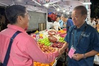 Chin Eng (kanan) menyantuni orang ramai ketika berkempen di kawasan DUN Stulang sempena PRN Johor ke-16.