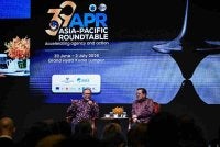 Anwar (kiri) ketika menyampaikan ucaptama pada Persidangan Meja Bulat Asia Pasifik (APR) ke-39, pada Khamis. Foto Bernama 