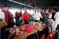 Steven Sim (tengah) merangkap Menteri Pembangunan Usahawan dan Koperasi mengiringi calon PH DUN N22 Parit Raja, Syazwan Zainal Abidin (tiga dari kiri) bertemu pengundi ketika sesi santai sarapan bersama calon sempena kempen PRN Johor di Kompleks Niaga Parit Raja, pada Khamis. Turut hadir Ahli Parlimen Bentong, Young Syefura Othman (kanan). Foto Bernama