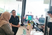 Fuziah (kiri) membuat tinjauan di Stesen Minyak Petronas Bandar Dato Onn pada Khamis.
