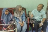 Aminudin (kanan) menziarahi Norlizah (tengah) dan Rahimah di kediaman mereka di Kampung Sementa pada Khamis.
