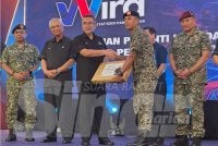 Adly (tiga dari kiri) menyampaikan peranti digital kepada anggota untuk kegunaan anak mereka kerana cemerlang dalam peperiksaan.  - Foto: SINAR HARIAN/ ADILA SHARINNI WAHID