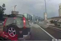 Tangkap layar video tular memaparkan insiden kemalangan di Lebuhraya Persekutuan menghala ke Kuala Lumpur pada 20 Jun lalu.