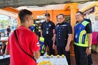 Stien (dua kanan) ketika menyiasat kelindan lori ais yang ditahan kerana positif dadah pada hari pertama dia bekerja pada Khamis.