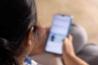 Seorang wanita dikenali sebagai Ah Ling yang mendakwa menjadi mangsa buli siber oleh dua hos penstriman langsung jualan dalam talian. Foto hiasan