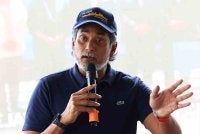Khairy berucap pada Program Lunch Hour With KJ dan calon N.21 Parit Yaani, Datuk Mohamad Najib Samuri sempena Kempen PRN ke-16 di gerai Sup Kambing Kanopi, Sungai Besar pada Khamis. Foto Bernama 
