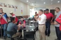 Maszlee menyantuni pengundi semasa walkabout di Setia Indah, pada Khamis.