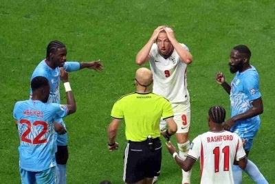 Pengadil Adham Makhadmeh tidak memberikan sepakan penalti kepada England selepas Harry Kane dijatuhkan pada penghujung babak pertama. Foto: Agensi 