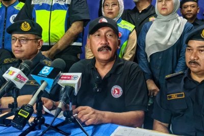 Ruslin (tengah) dan Aedy Fadly (kiri) pada sidang akhbar selepas Operasi Bersepadu Dadah di Hentian Rehat dan Rawat Seremban arah Selatan.