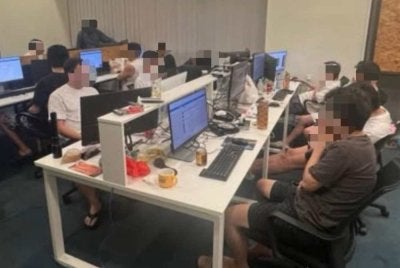 Antara individu yang ditahan polis bagi membantu siasatan.